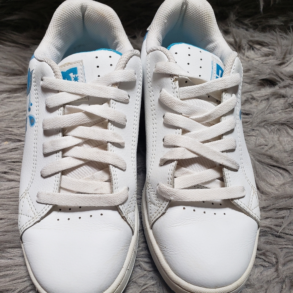 Like new DC skate shoes